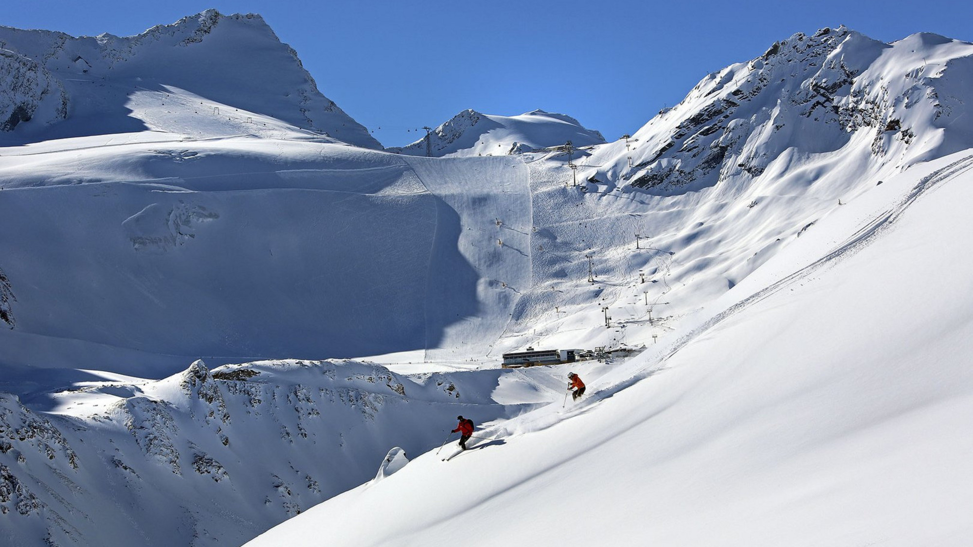 [Translate to Englisch:] Skifahren am Rettenbachgletscher in Sölden